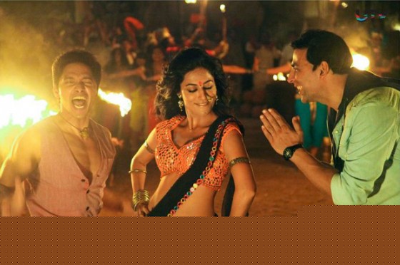 Shreyas Talpade, Chitrangada Singh and Akshay Kumar in the item song from Joker Movie Stills
