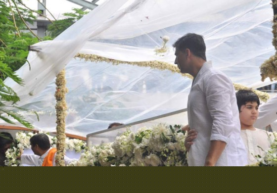 Akshay Kumar at Rajesh Khanna's Cremation at Vile Parle Mumbai