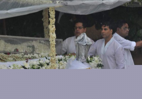 Akshay Kumar at Rajesh Khanna's Cremation at Vile Parle Mumbai