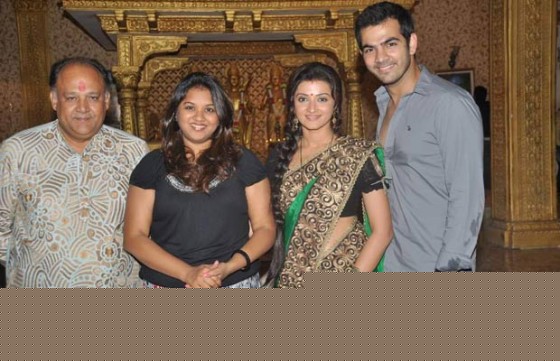 Alok Nath, Suhasi Dhami, Karan Grover At Yahan Mein Ghar Ghar Kheli 700 Episodes Celebrations