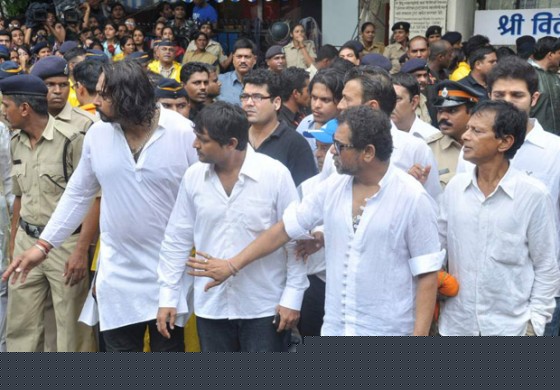 Anees Bazmee at Rajesh Khanna's Cremation at Vile Parle Mumbai