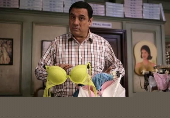 Boman Irani selling a bra in Shirin Farhad Ki Toh Nikal Padi Movie Stills