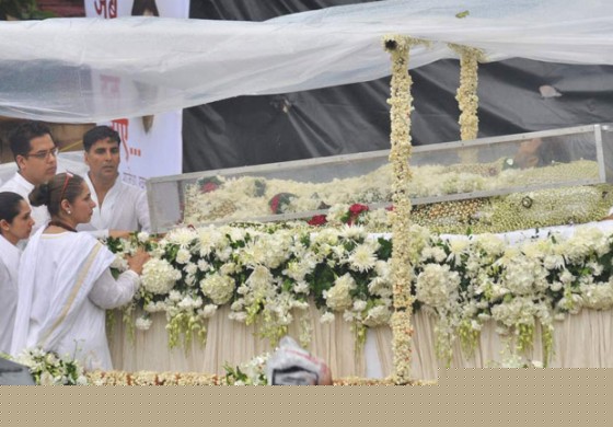 Dimple Kapadia and Akshay Kumar at Rajesh Khanna's Cremation at Vile Parle Mumbai
