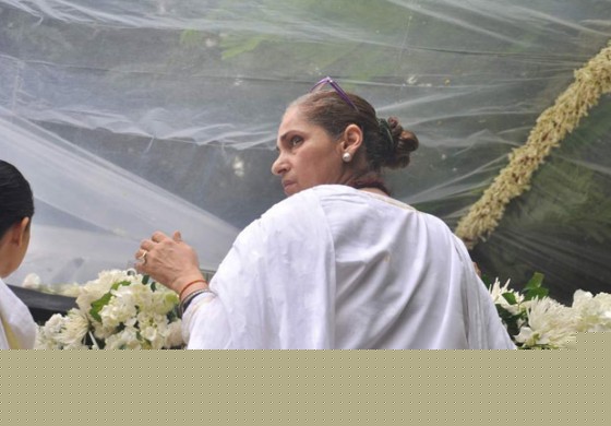 Dimple Kapadia at Rajesh Khanna's Cremation at Vile Parle Mumbai