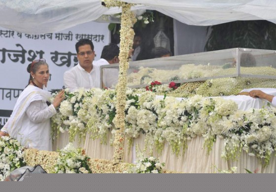 Dimple Kapadia at Rajesh Khanna's Cremation at Vile Parle Mumbai