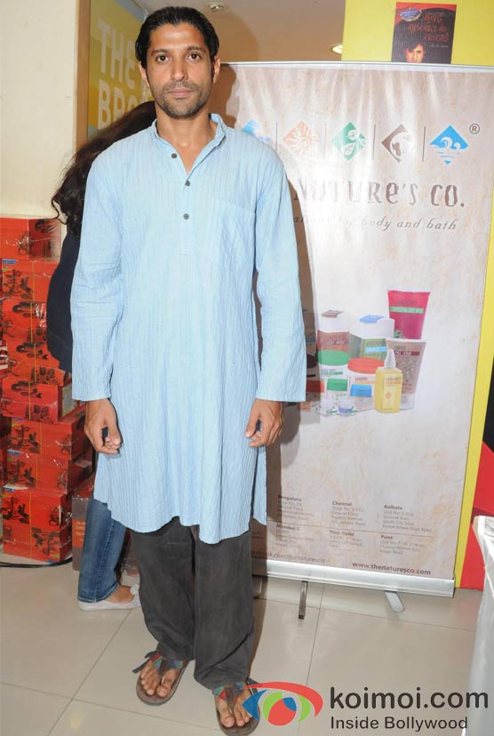 Farhan Akhtar Recites Poems from Rajev Paul's book Mumbai Mohabbat Aur Tanhai