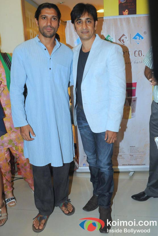 Farhan Akhtar Recites Poems from Rajev Paul's book Mumbai Mohabbat Aur Tanhai