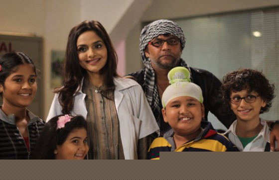 Madhoo, Rajesh Gupta at on location of Hindi film Tomchi 