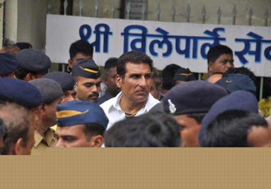 Mukesh Rishi at Rajesh Khanna's Cremation at Vile Parle Mumbai