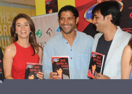 Rageshwari, Farhan Akhtar Recites Poems from Rajev Paul's book Mumbai Mohabbat Aur Tanhai