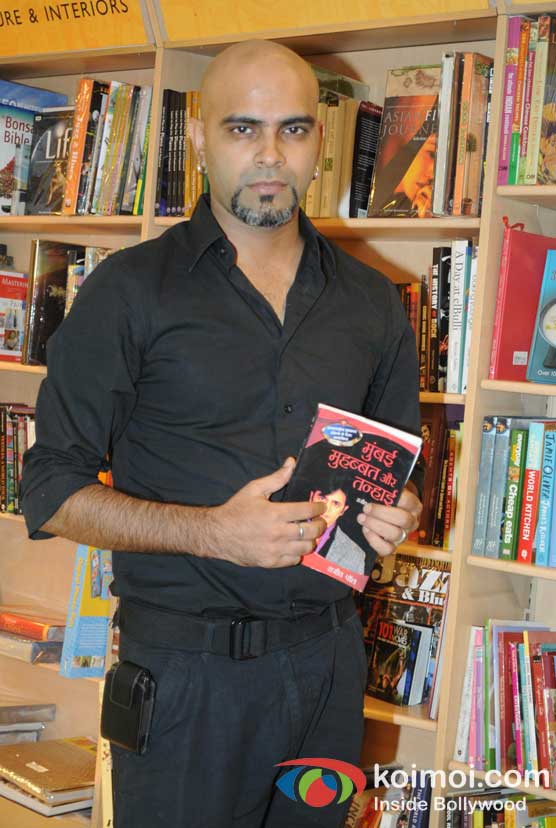 Raghu Recites Poems from Rajev Paul's book Mumbai Mohabbat Aur Tanhai
