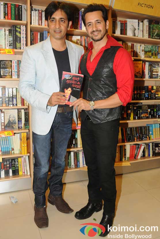 Rakesh Paul Recites Poems from Rajev Paul's book Mumbai Mohabbat Aur Tanhai