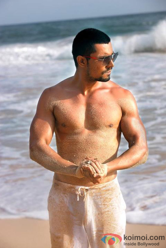 Randeep Hooda looks stunning on the beach in Jism 2 Movie