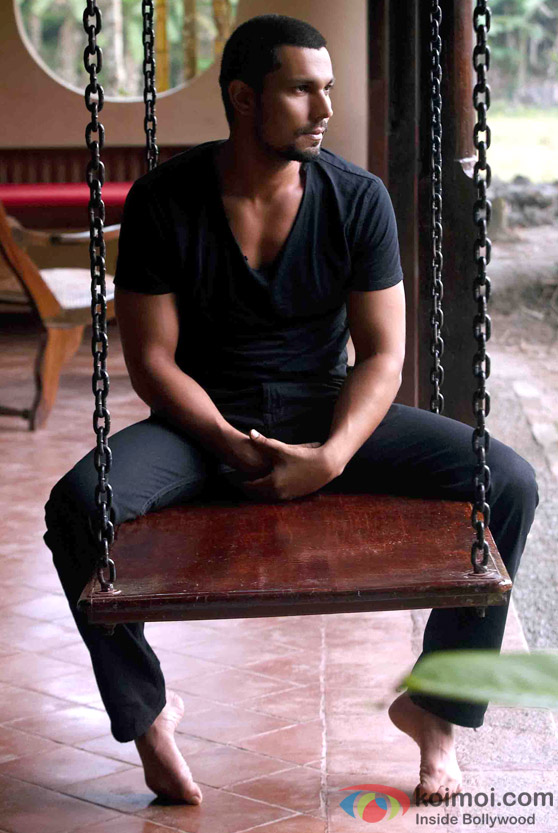 Randeep Hooda lost in deep thought in Jism 2 Movie