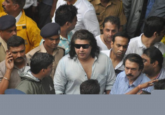 Sajid Khan at Rajesh Khanna's Cremation at Vile Parle Mumbai
