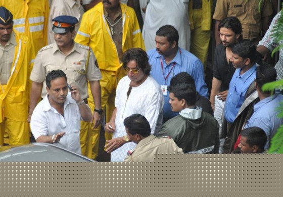 Shakti Kapoor at Rajesh Khanna's Cremation at Vile Parle Mumbai