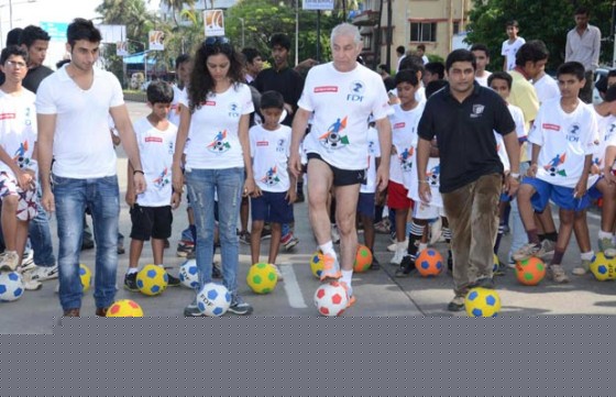 Sonal, Dalip Tahil and Yogesh Pawskar at the First Football Marathon of Mumbai