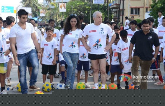 Sonal, Dalip Tahil and Yogesh Pawskar at the First Football Marathon of Mumbai
