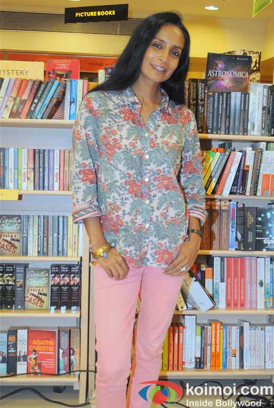 Suchitra Pillai Recites Poems from Rajev Paul's book Mumbai Mohabbat Aur Tanhai