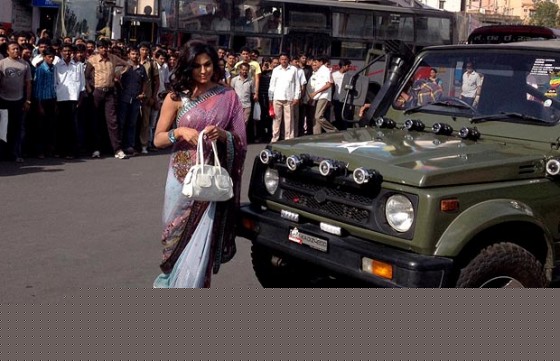 Veena Malik Mobbed on the sets of the Kannada version of The Dirty Picture in Bangalore!