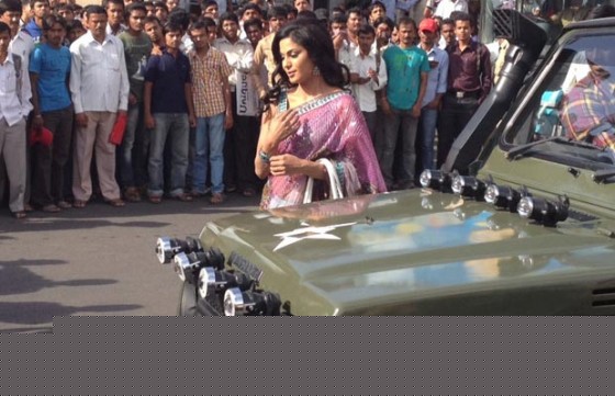 Veena Malik Mobbed on the sets of the Kannada version of The Dirty Picture in Bangalore!