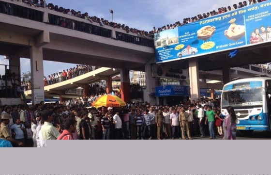 Veena Malik Mobbed on the sets of the Kannada version of The Dirty Picture in Bangalore!