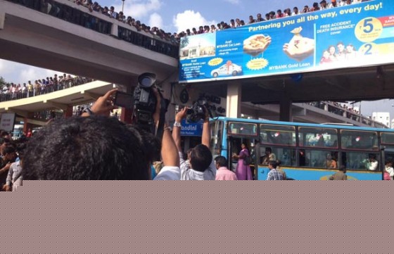 Veena Malik Mobbed on the sets of the Kannada version of The Dirty Picture in Bangalore!