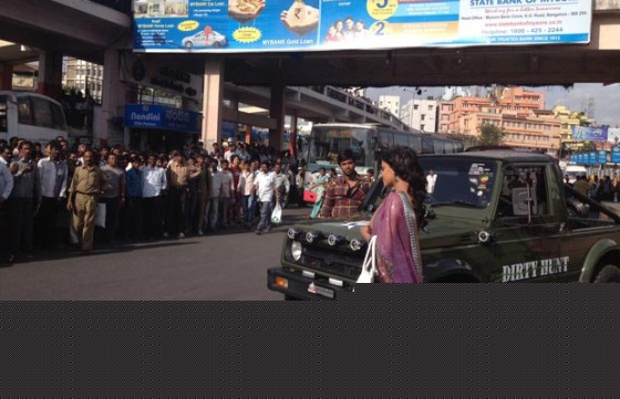 Veena Malik Mobbed on the sets of the Kannada version of The Dirty Picture in Bangalore!