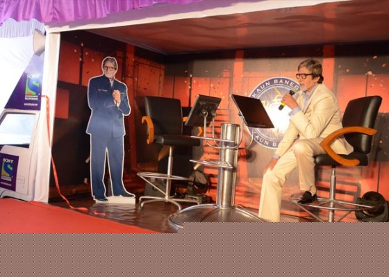 Amitabh Bachchan Unveils Kaun Banega Crorepati (KBC) 2012 Hot Seat Aapke Shehar Van