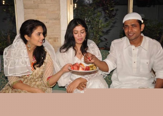 Huma Qureshi, Anurita Jha, Vineet Singh at Iftaar Party
