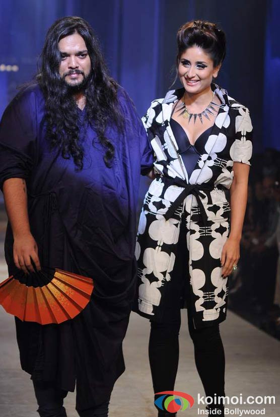 Kareena Kapoor Walks The Ramp At Lakme Fashion Week 2012 Grand Finale