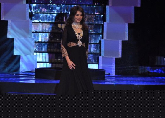 Madhuri Dixit Walks The Ramp At IIJW 2012 Finale