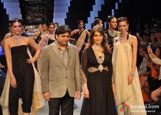 Madhuri Dixit Walks The Ramp At IIJW 2012 Finale