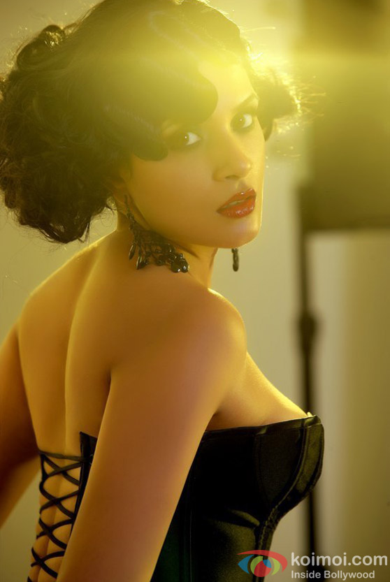 Richa Chadda hot and sexy looks the epitome of beauty and elegance right here
