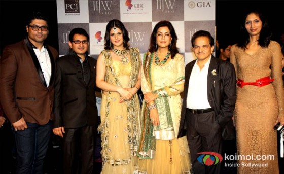 Riyaz Gangji, Sudeep, Zarine Khan, Zeenat Aman, Reshma Gangji, Walks The Ramp For Yogendra Sethi Of YS 18 At IIJW 2012