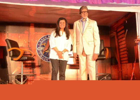 Sneha-Rajani-Sr-EVP-Amitabh-Bachchan-Unveils-Kaun-Banega-Crorepati-KBC-2012-Hot-Seat-Aapke-Shehar-Van-Image