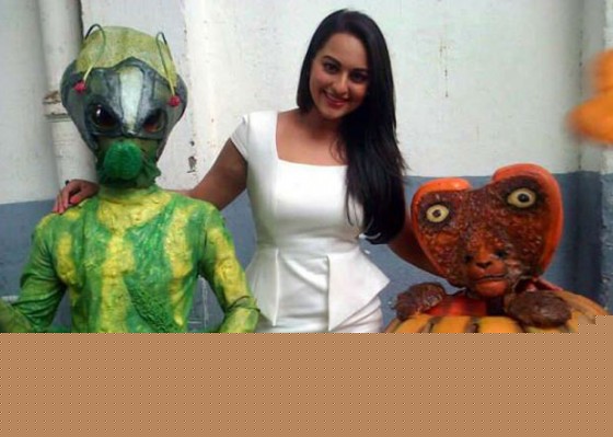 Sonakshi Sinha With Aliens Promote Joker Movie On The Sets Of DID Dance Ke Superkids Show