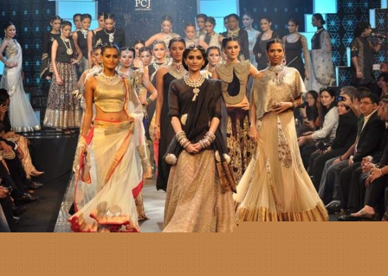 Sonam Kapoor Walks The Ramp At IIJW 2012 Finale