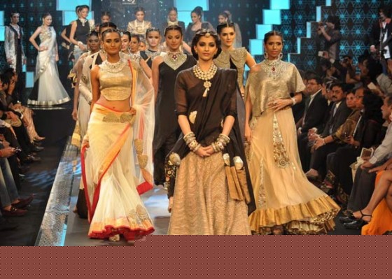 Sonam Kapoor Walks The Ramp At IIJW 2012 Finale