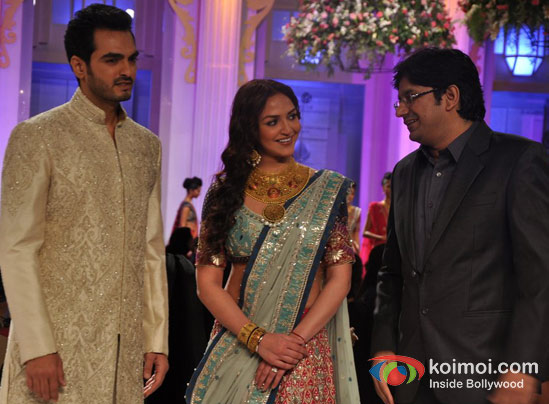 Bharat Takhtani and Esha Deol Walks For Azwa Jewellery