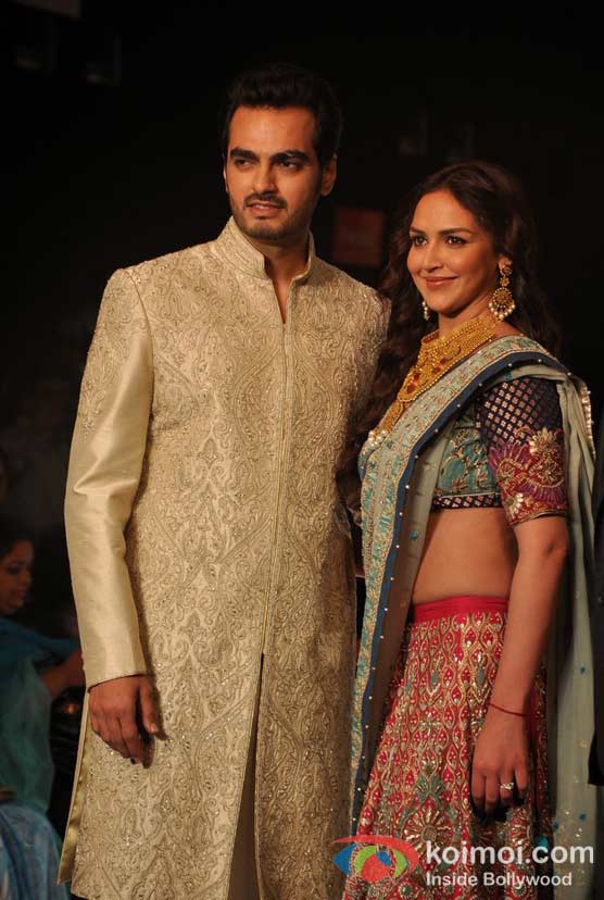 Bharat Takhtani and Esha Deol Walks For Azwa Jewellery