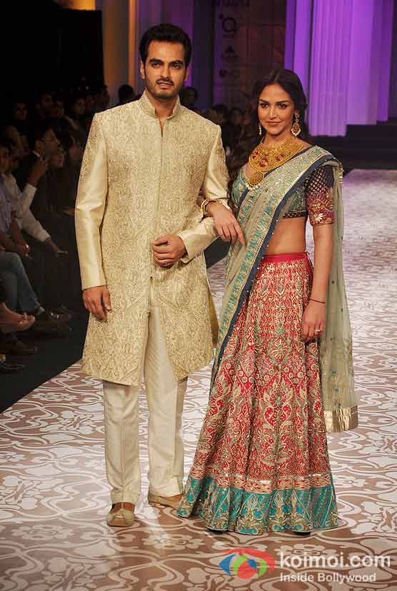 Bharat Takhtani and Esha Deol Walks For Azwa Jewellery