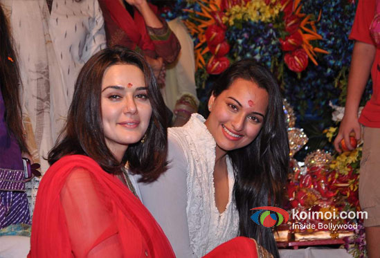 Preity Zinta, Sonakshi Sinha At Salman Khan's Ganpati Visrajan