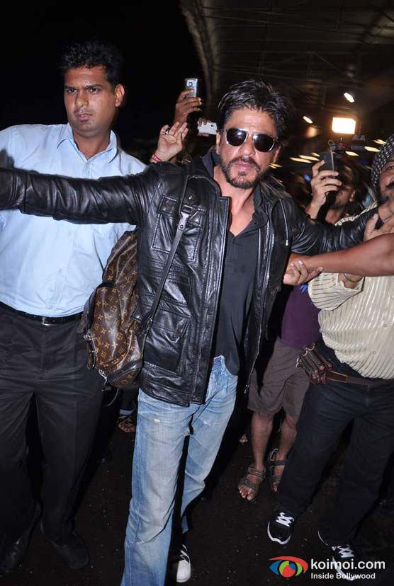 Shah Rukh Khan Snapped Sporting a beard And an Unkempt look at Mumbai International Airport