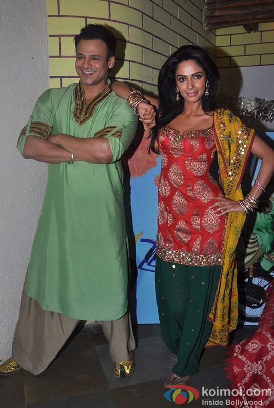 Vivek Oberoi And Mallika Sherawat Promoting Kismet (Kismat) Love Paisa Dilli Movie At Pritam Da Dhaba Pic 6