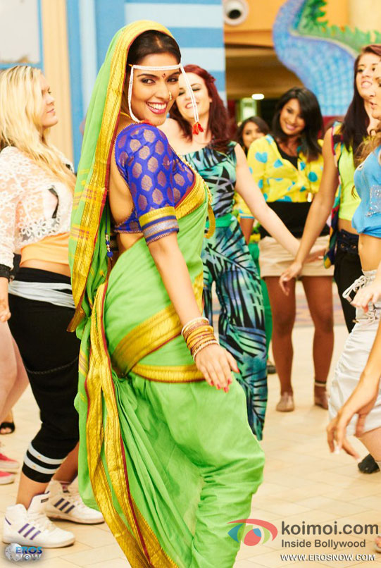 Asin dances in nine yard sari in Khiladi 786 Movie Stills