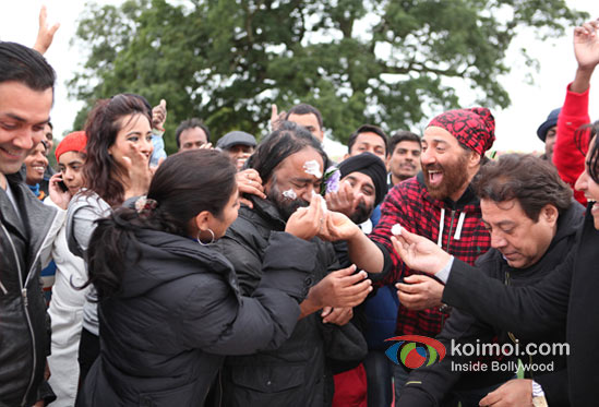 Bobby Deol And Sunny Deol At Sangeeth Sivan's Birthday Bash On The Sets Of Yamla Pagla Deewana 2 Movie Pic 3
