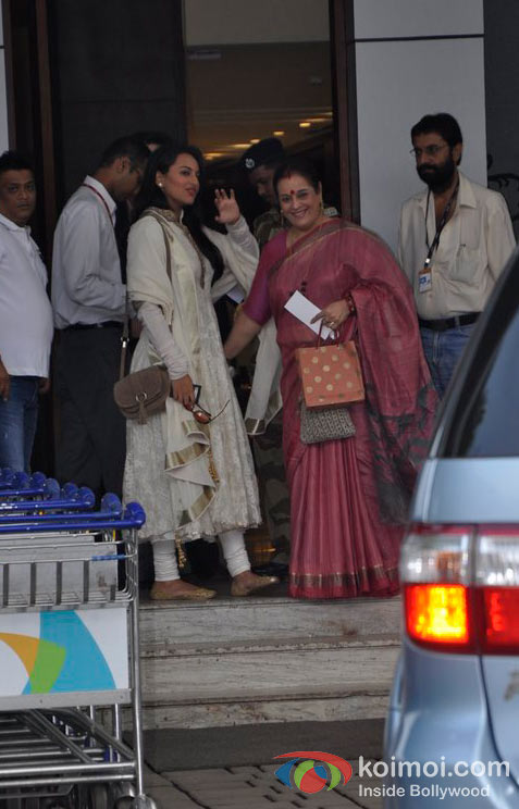 Sonakshi Sinha Visits Golden Temple With Poonam Sinha On Her Birthday Pic 3