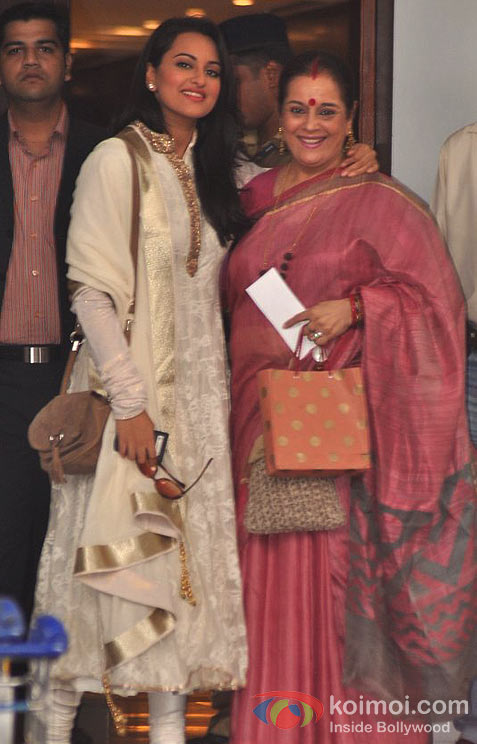 Sonakshi Sinha Visits Golden Temple With Poonam Sinha On Her Birthday Pic 1