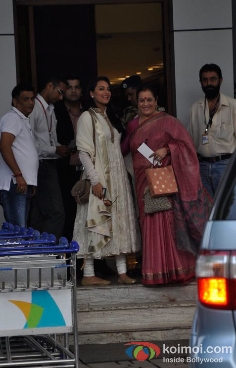Sonakshi Sinha Visits Golden Temple With Poonam Sinha On Her Birthday Pic 4